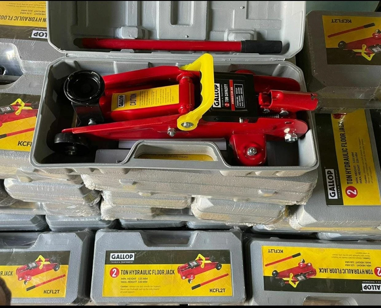 Gallop Hydraulic Floor Jack – 2 Ton (Model: KCFL2T) Heavy-duty Gallop Hydraulic Floor Jack 2 Ton Model KCFL2T for lifting cars and light commercial vehicles in professional workshops.