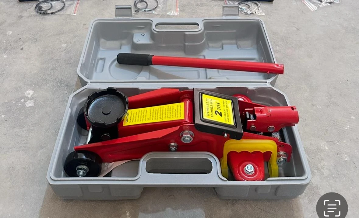 Gallop Hydraulic Floor Jack – 2 Ton (Model: KCFL2T) Gallop KCFL2T 2 Ton Hydraulic Floor Jack packed inside a durable PVC carry case with lifting handle and accessories.